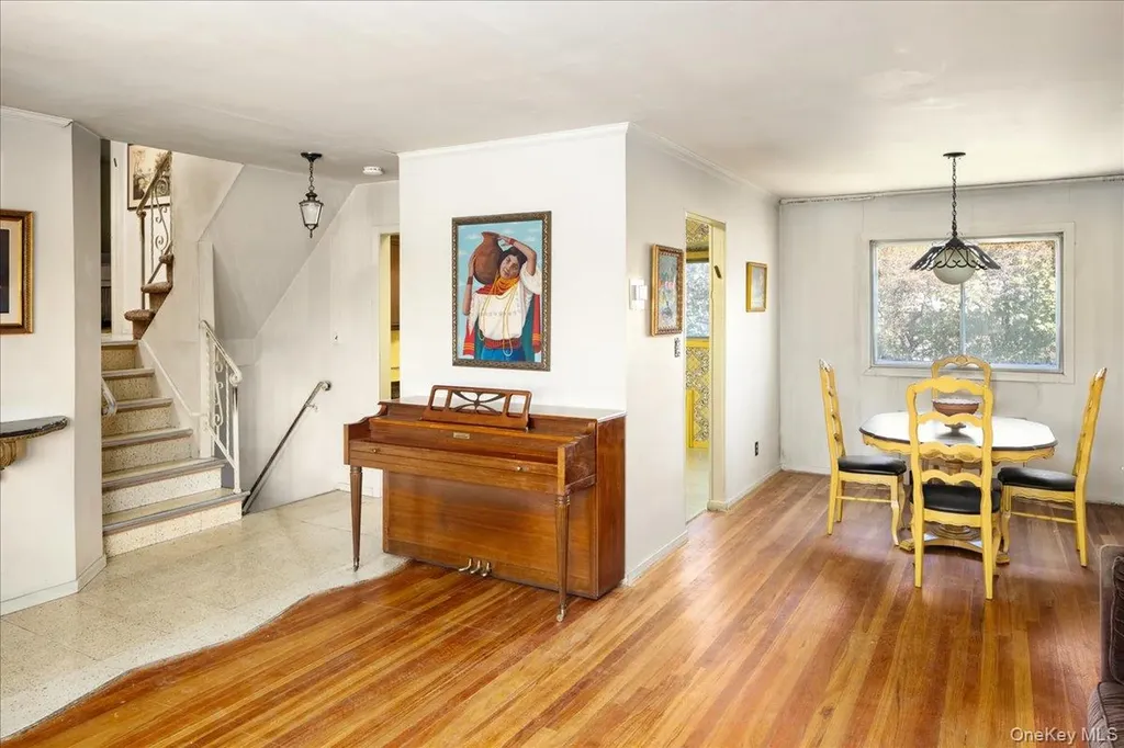 24 Roxbury Avenue Plainview NY 11803