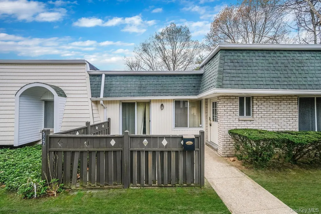 527 Daryl Drive Medford NY 11763