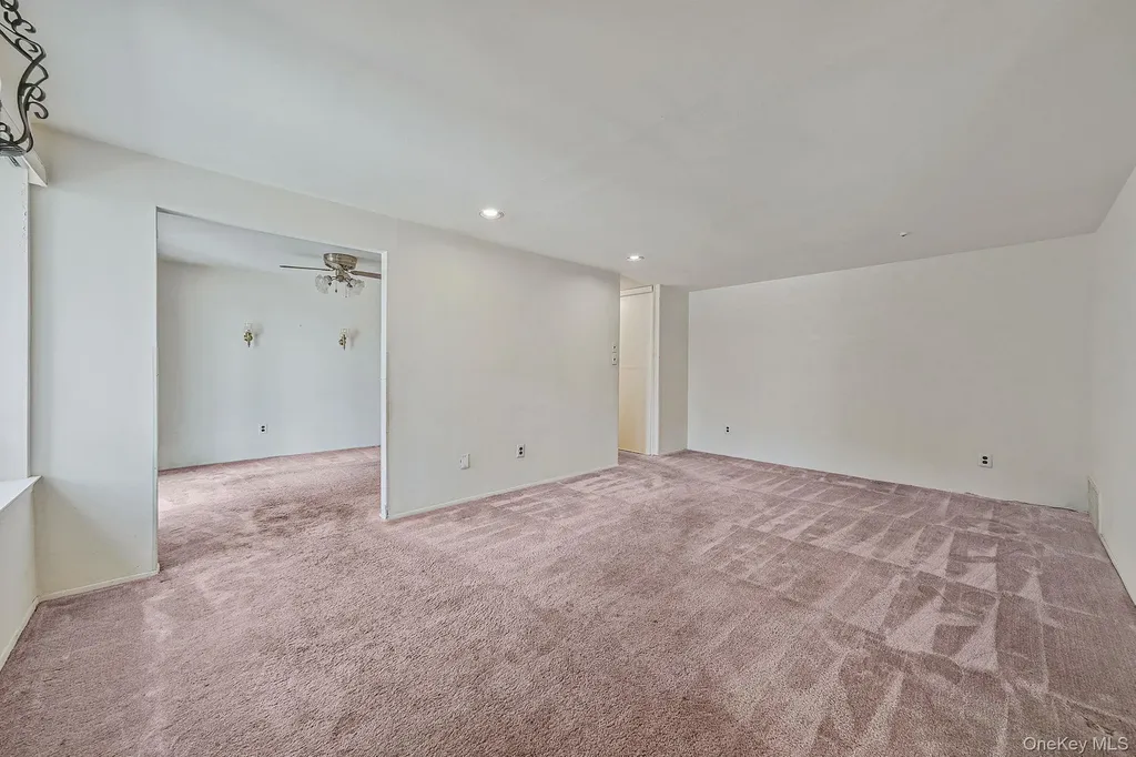 527 Daryl Drive Medford NY 11763
