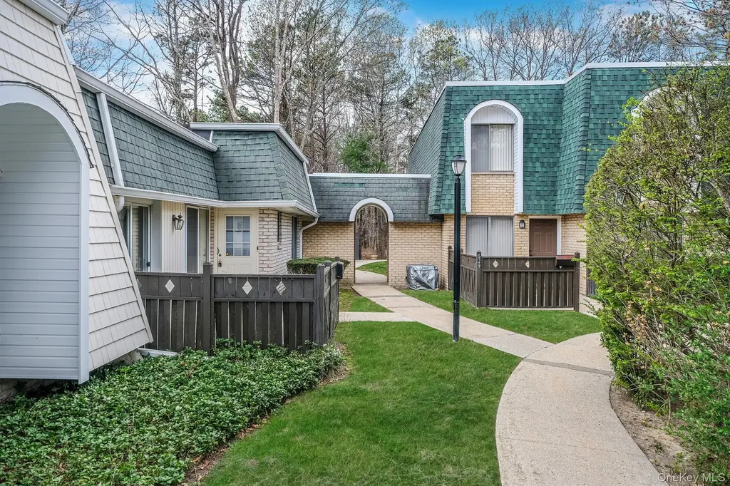 527 Daryl Drive Medford NY 11763