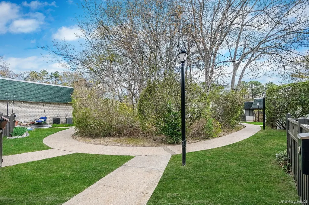 527 Daryl Drive Medford NY 11763