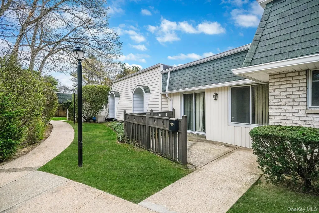 527 Daryl Drive Medford NY 11763