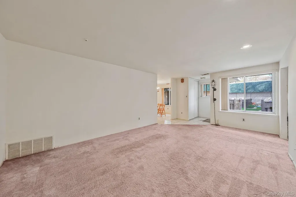 527 Daryl Drive Medford NY 11763