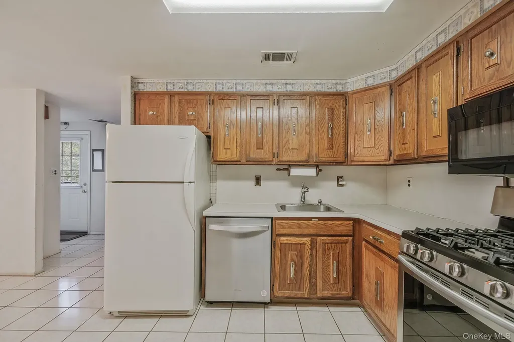 527 Daryl Drive Medford NY 11763