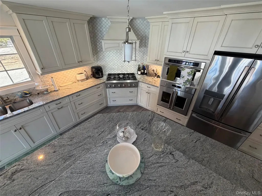 27 Deer Path Quogue NY 11959
