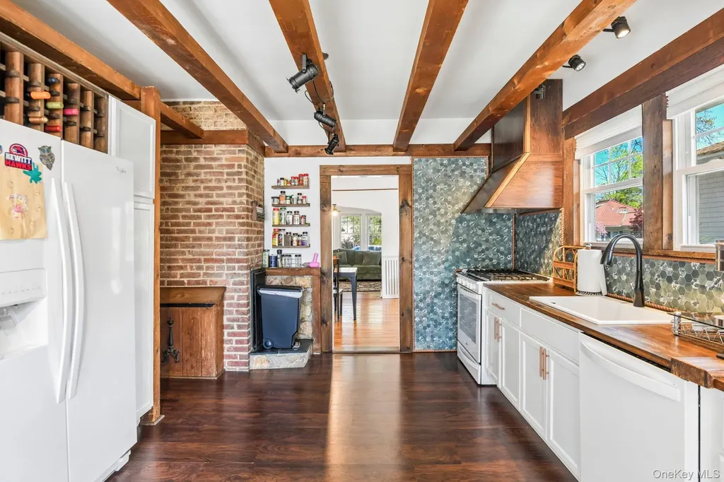 40 Hollywood Court Rockville Centre NY 11570