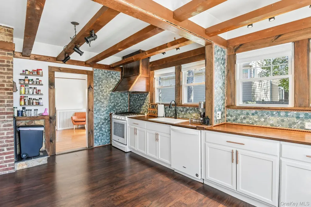 40 Hollywood Court Rockville Centre NY 11570