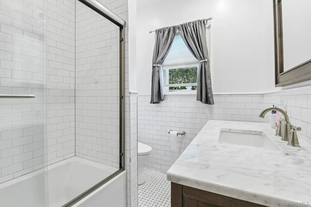 40 Hollywood Court Rockville Centre NY 11570