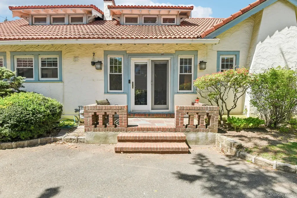 40 Hollywood Court Rockville Centre NY 11570