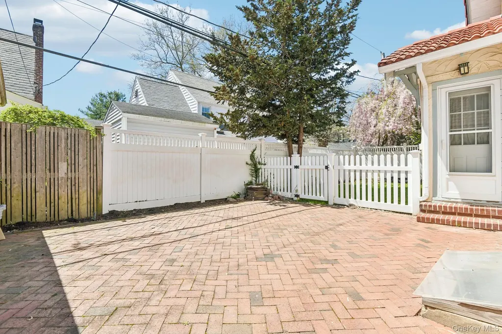 40 Hollywood Court Rockville Centre NY 11570