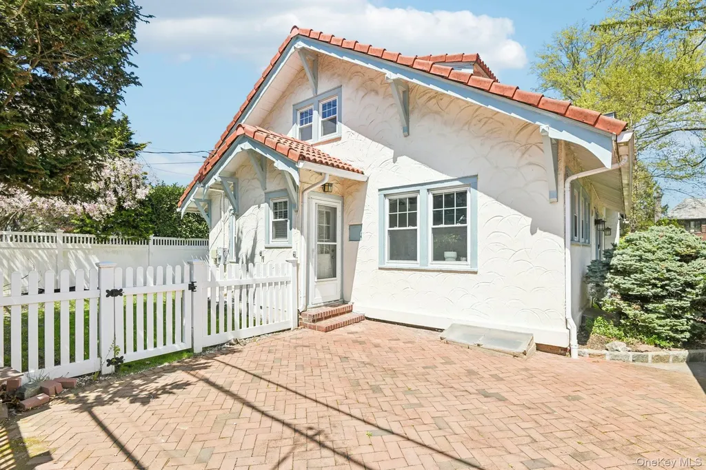 40 Hollywood Court Rockville Centre NY 11570