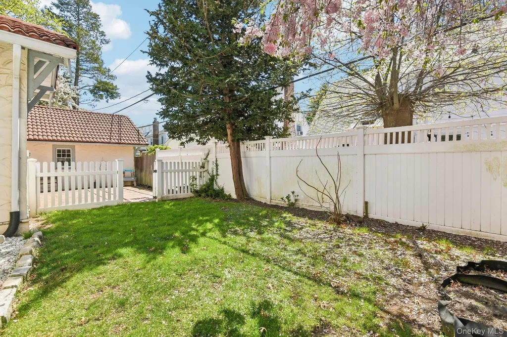 40 Hollywood Court Rockville Centre NY 11570