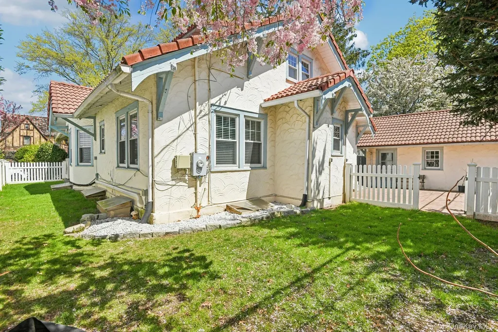 40 Hollywood Court Rockville Centre NY 11570