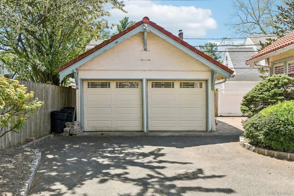 40 Hollywood Court Rockville Centre NY 11570