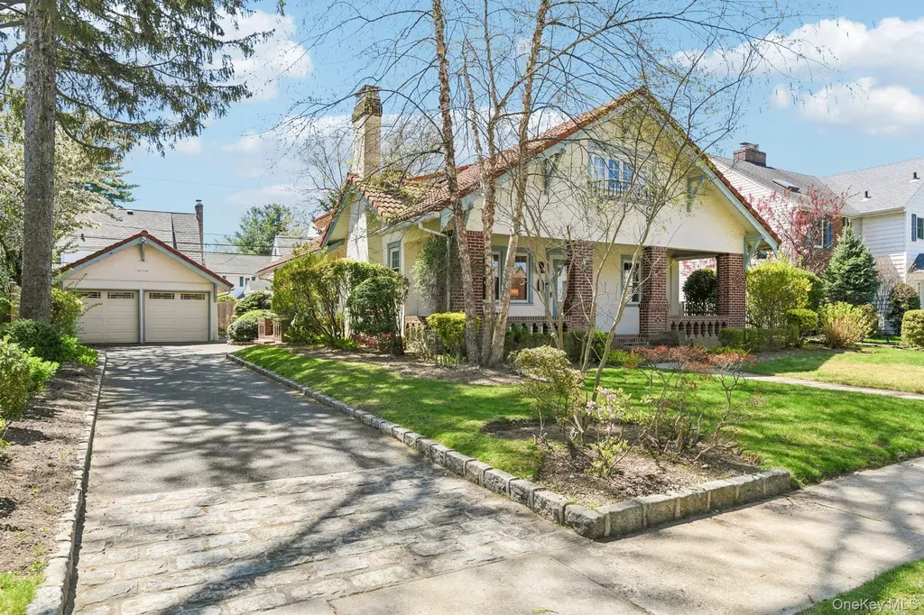40 Hollywood Court Rockville Centre NY 11570
