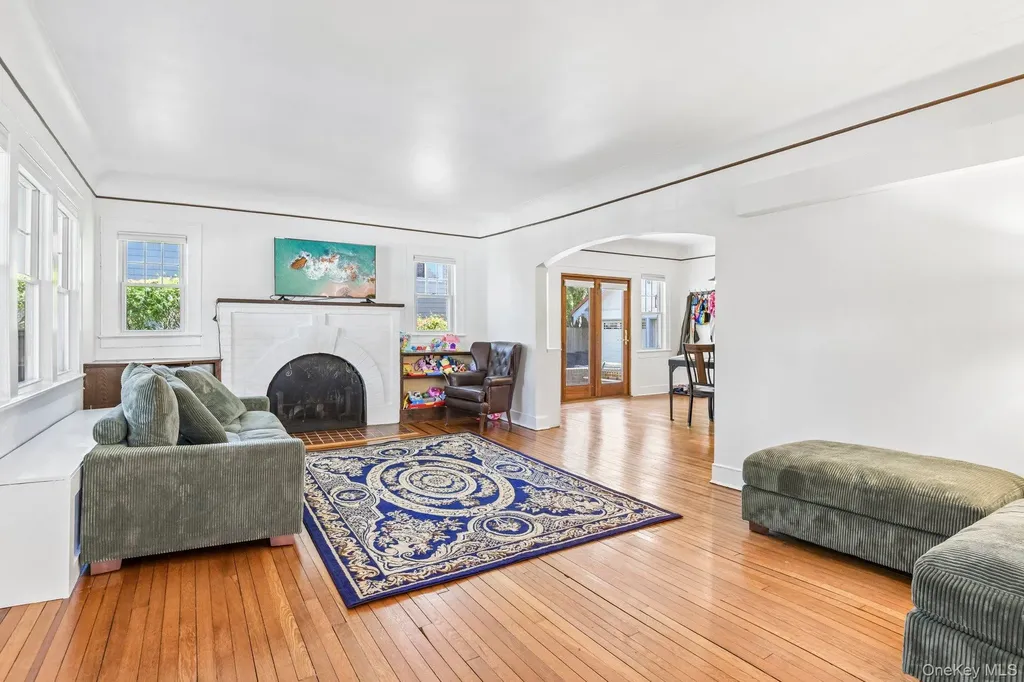 40 Hollywood Court Rockville Centre NY 11570