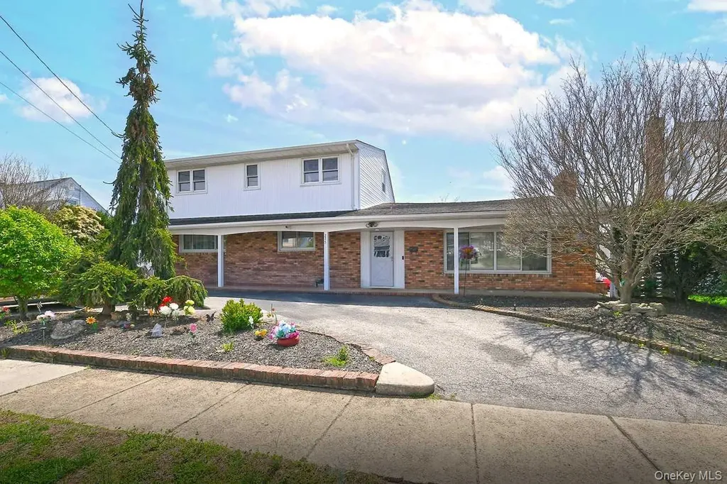 275 36th Street Lindenhurst NY 11757