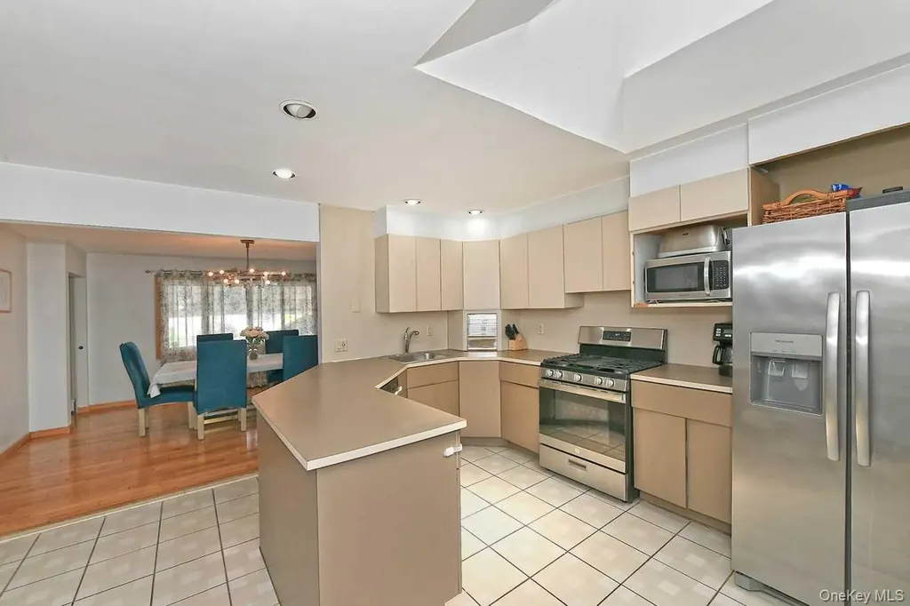 275 36th Street Lindenhurst NY 11757