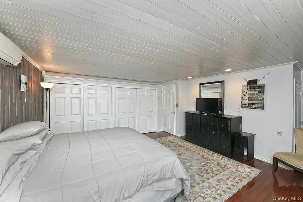 275 36th Street Lindenhurst NY 11757