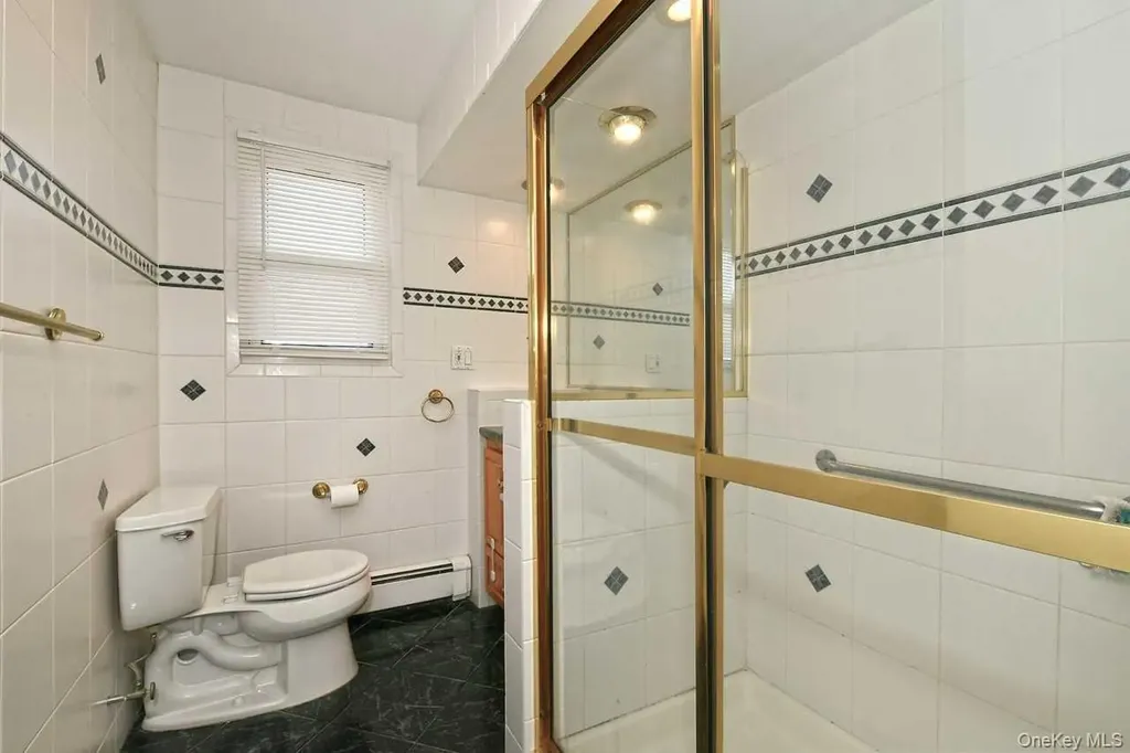 275 36th Street Lindenhurst NY 11757