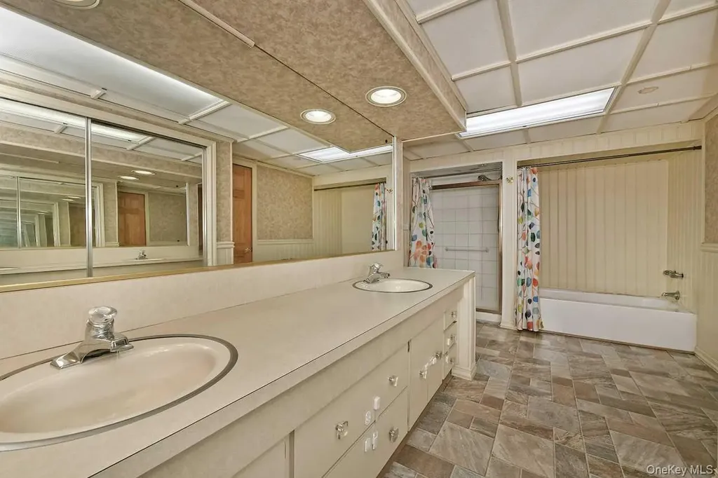 275 36th Street Lindenhurst NY 11757