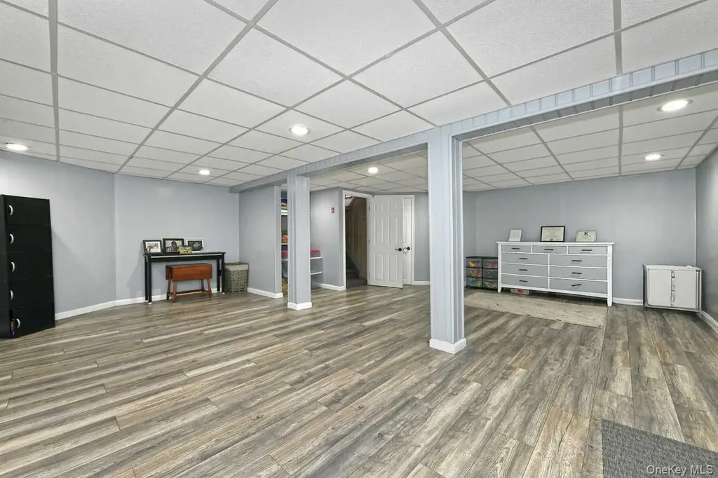 275 36th Street Lindenhurst NY 11757