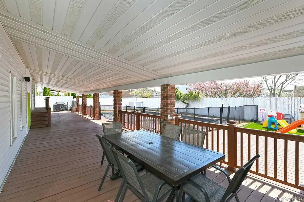 275 36th Street Lindenhurst NY 11757
