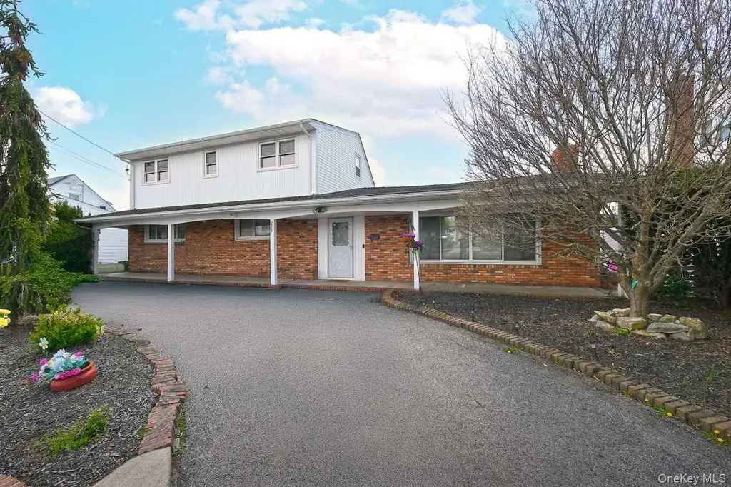 275 36th Street Lindenhurst NY 11757