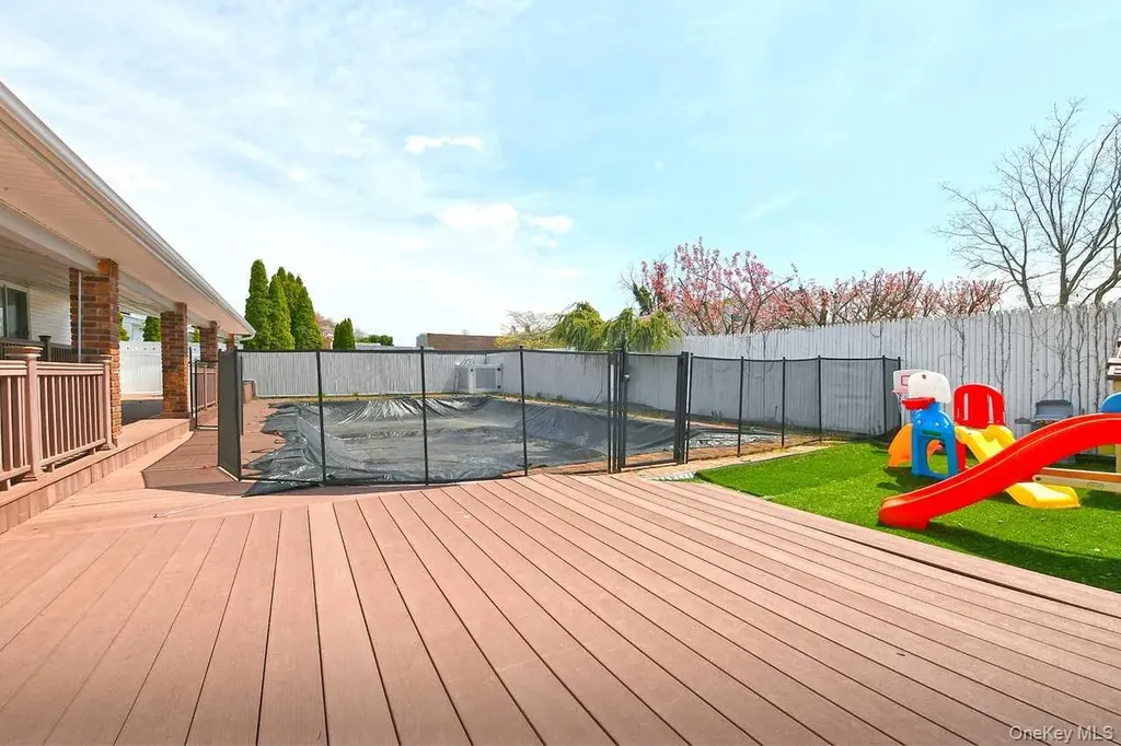 275 36th Street Lindenhurst NY 11757