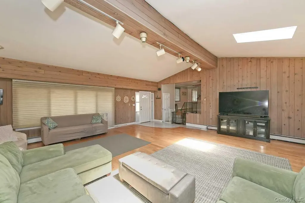 275 36th Street Lindenhurst NY 11757