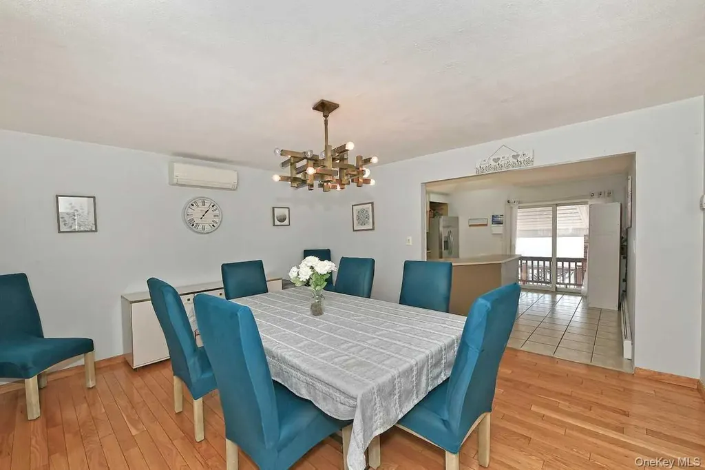 275 36th Street Lindenhurst NY 11757