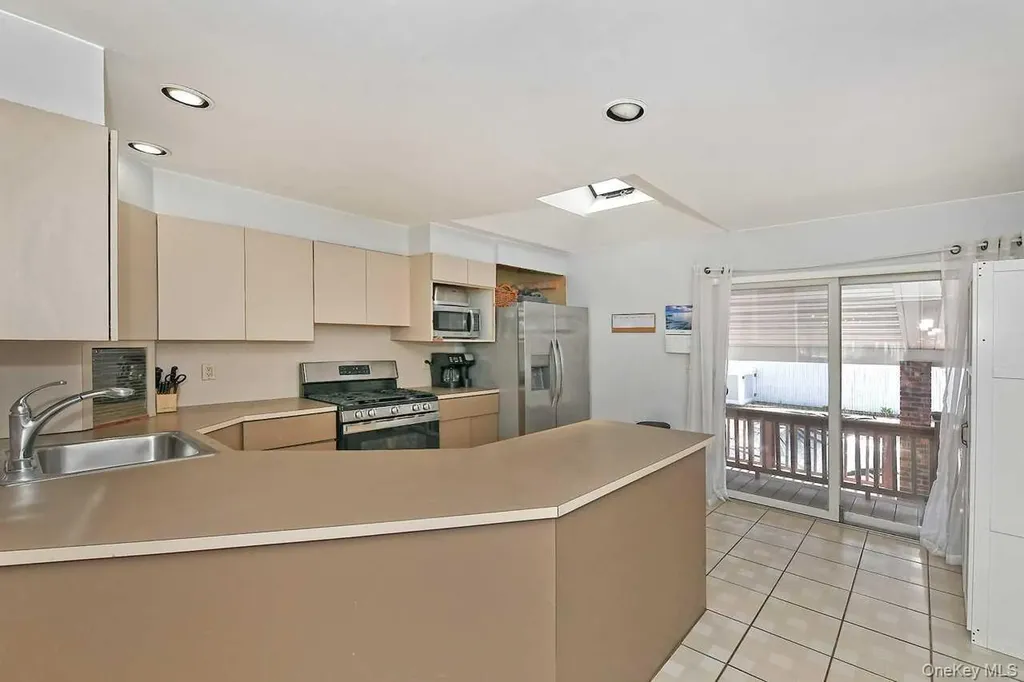 275 36th Street Lindenhurst NY 11757