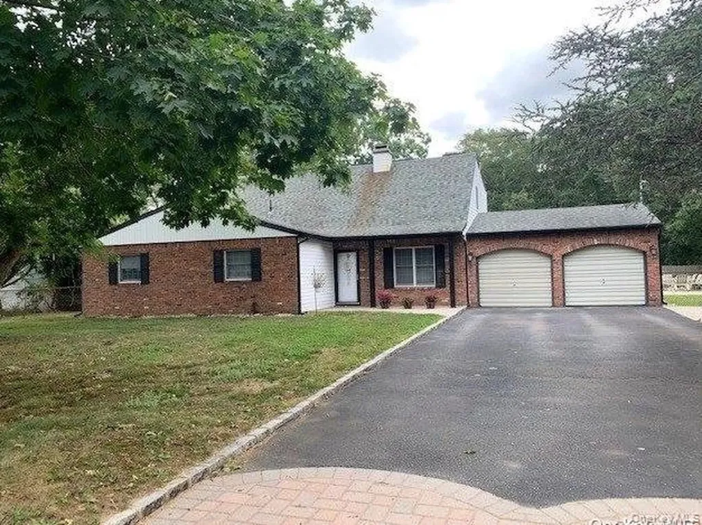 10 Rita Drive Mount Sinai NY 11766