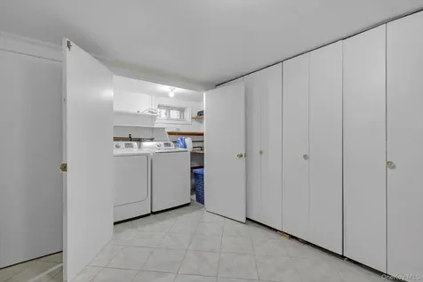 22729 56th Avenue Oakland Gardens NY 11364