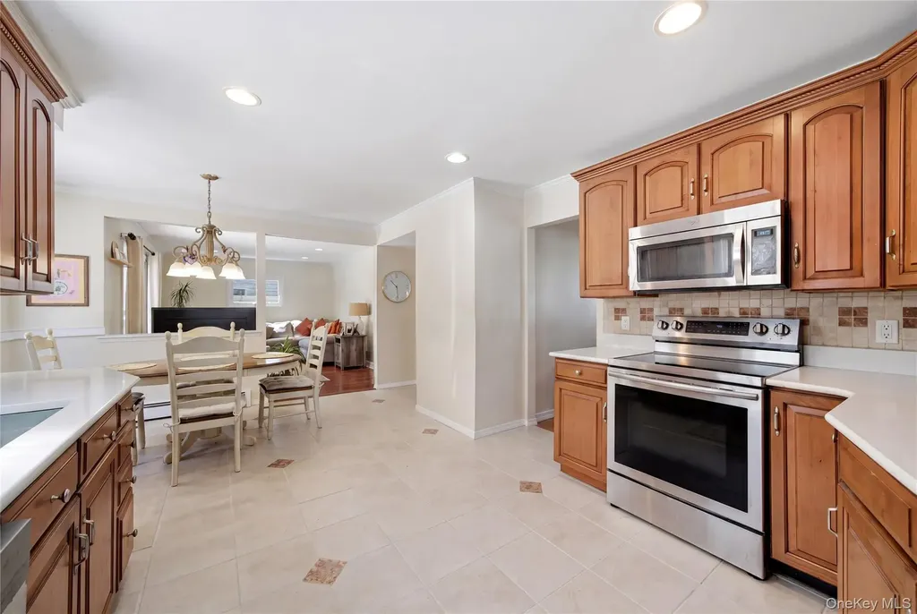 39 Fallen Leaf Road Holbrook NY 11741