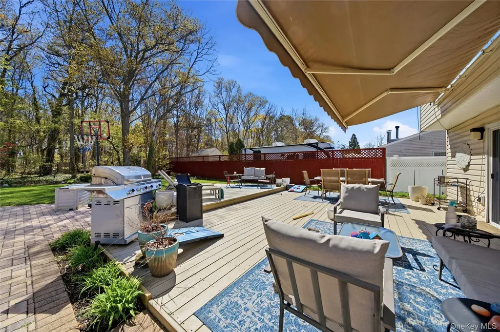 39 Fallen Leaf Road Holbrook NY 11741
