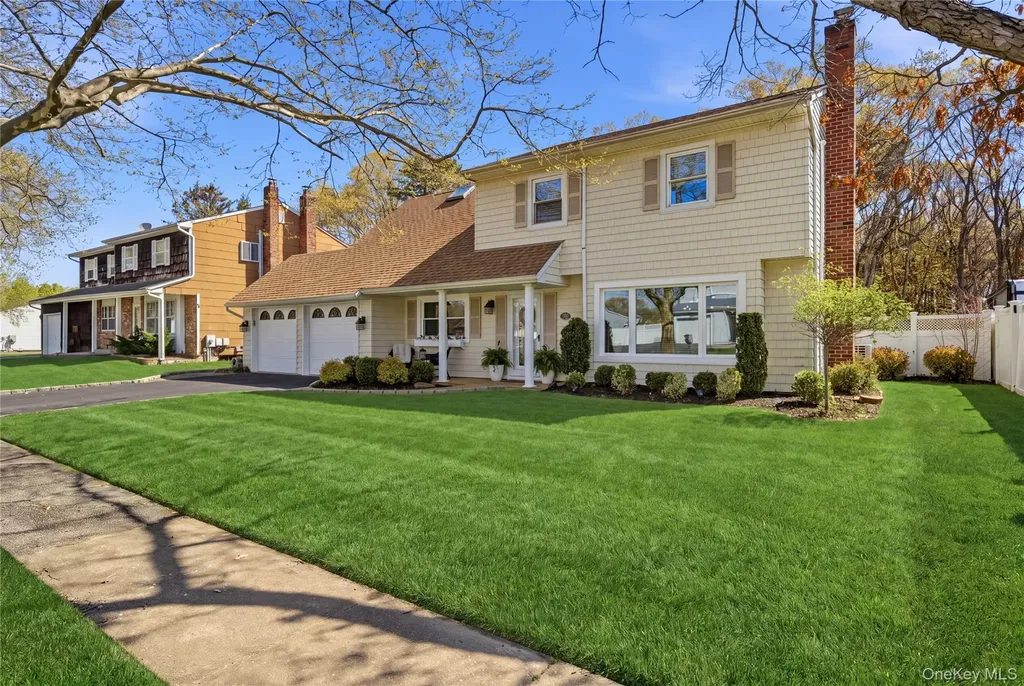 39 Fallen Leaf Road Holbrook NY 11741