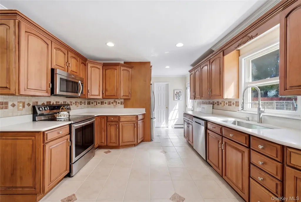 39 Fallen Leaf Road Holbrook NY 11741