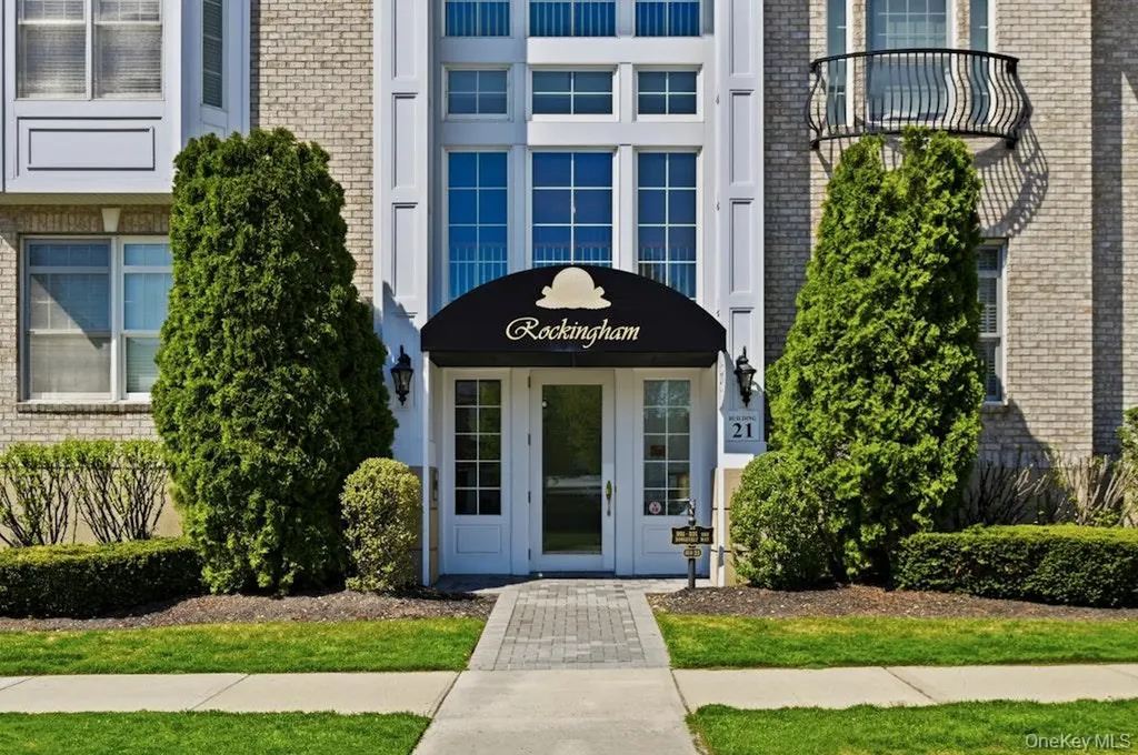 923 Roosevelt Way Westbury NY 11590