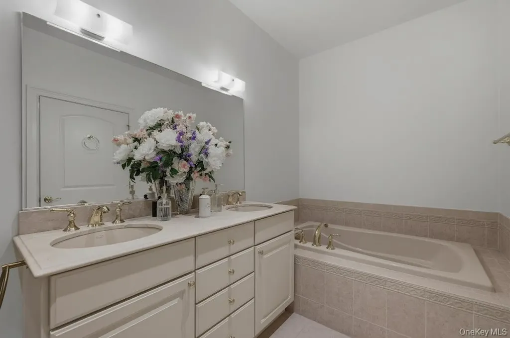 923 Roosevelt Way Westbury NY 11590