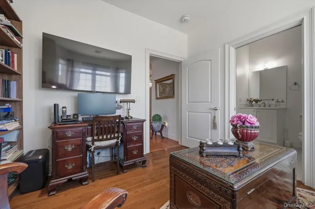 923 Roosevelt Way Westbury NY 11590