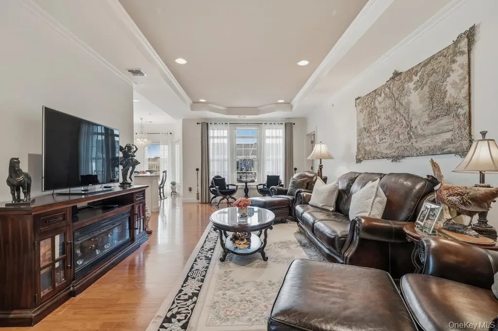 923 Roosevelt Way Westbury NY 11590