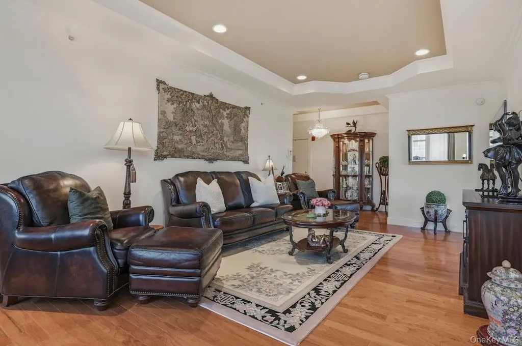 923 Roosevelt Way Westbury NY 11590