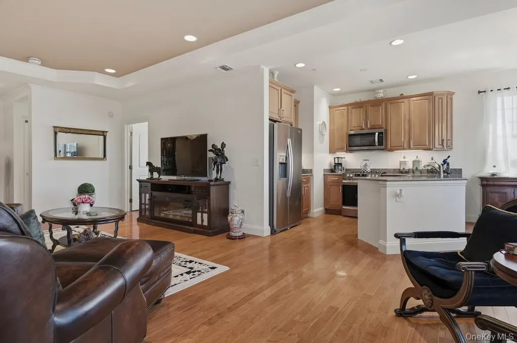 923 Roosevelt Way Westbury NY 11590