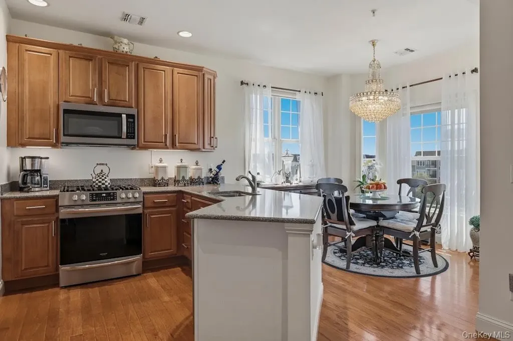 923 Roosevelt Way Westbury NY 11590
