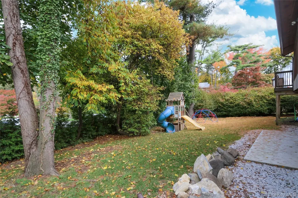 35 Old Pond Road Great Neck NY 11023