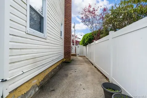 283 Hawthorne Avenue Uniondale NY 11553