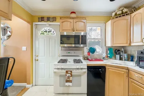 283 Hawthorne Avenue Uniondale NY 11553