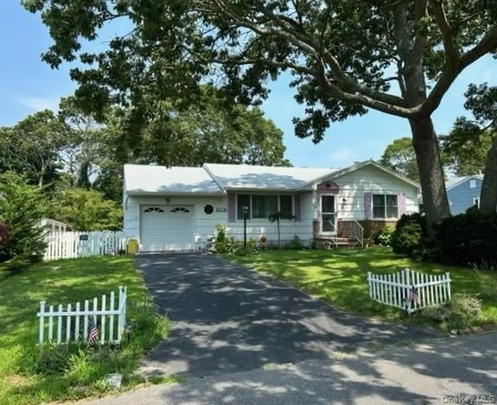 29 Maryland Boulevard Hampton Bays NY 11946