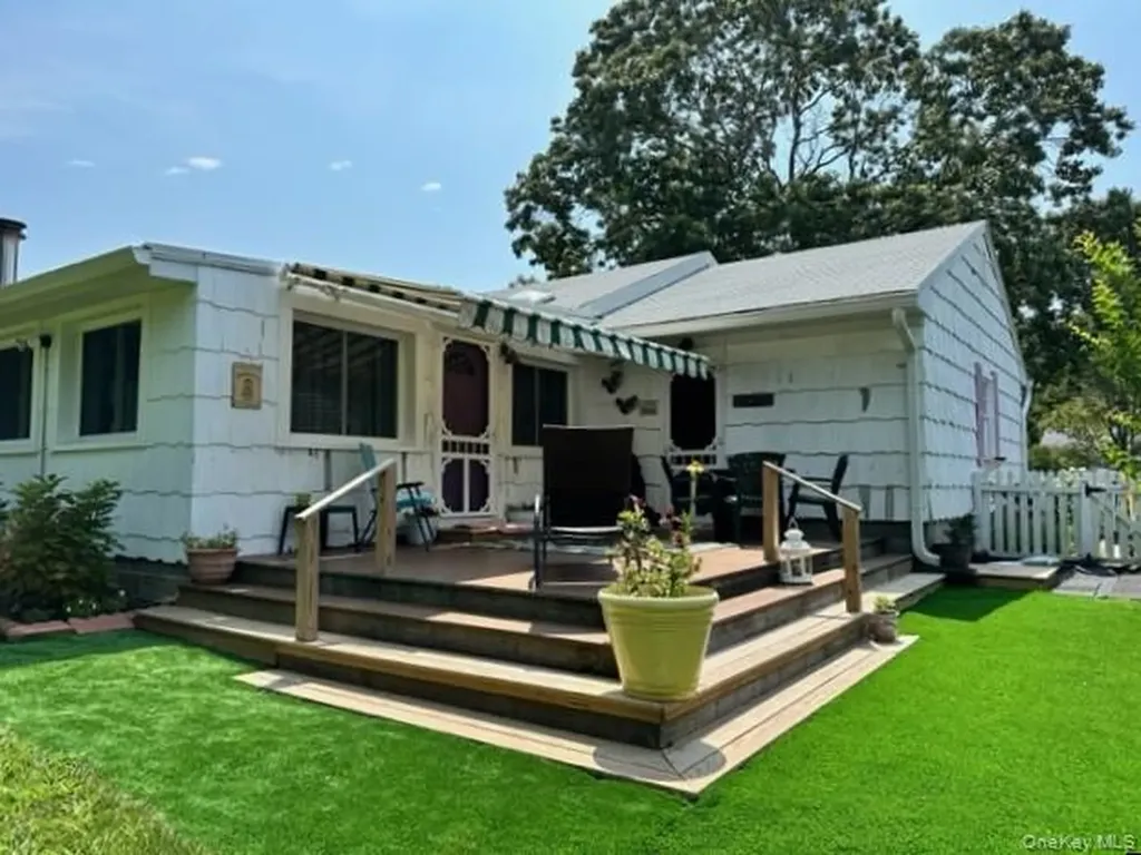 29 Maryland Boulevard Hampton Bays NY 11946